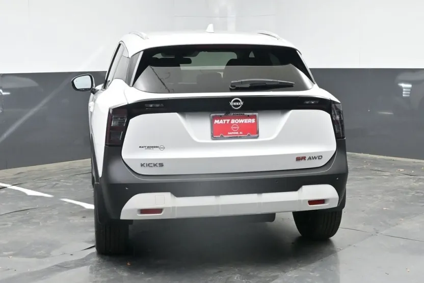 2025 Nissan Kicks SR photo 1