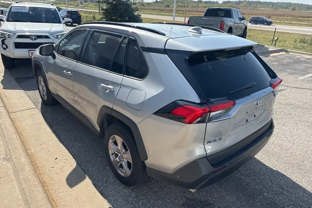 2022 Toyota RAV4 Hybrid XLE photo 1