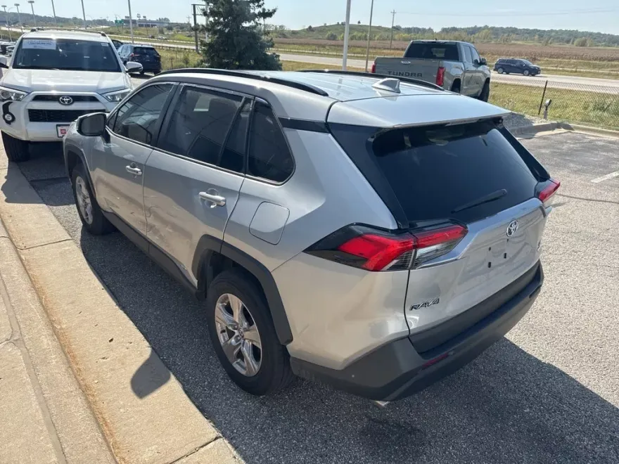 2022 Toyota RAV4 Hybrid XLE photo 1