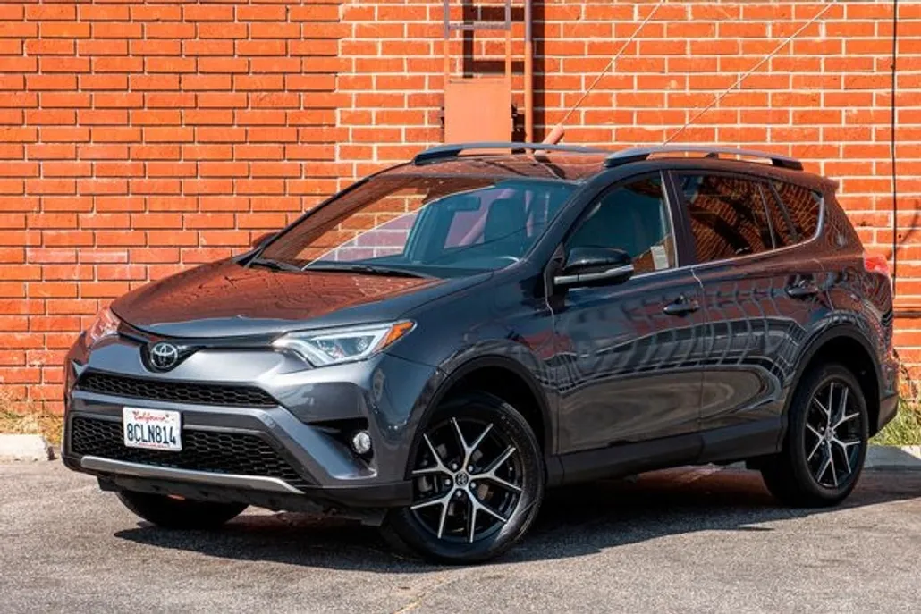 2018 Toyota RAV4 SE photo 1