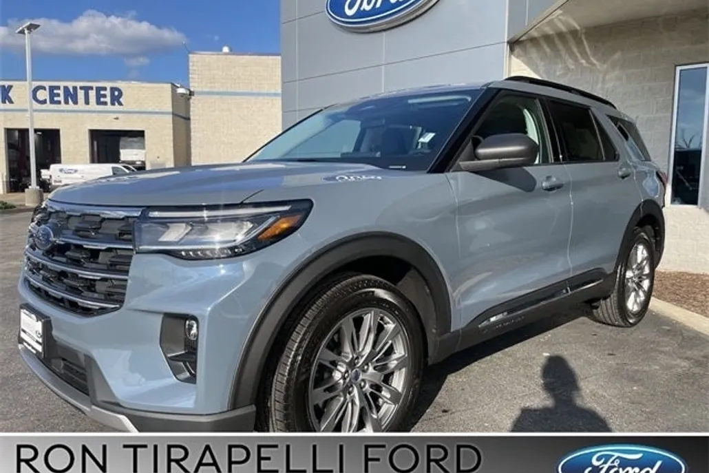 2025 Ford Explorer photo 1