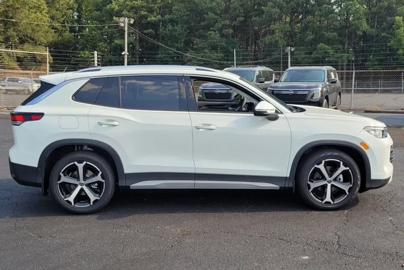 2025 Volkswagen Tiguan SE photo 1