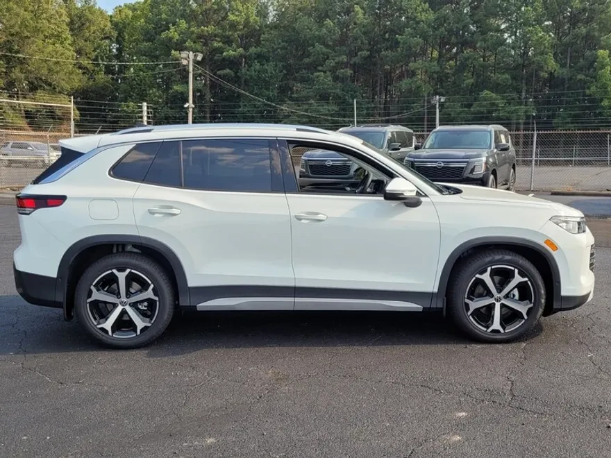 2025 Volkswagen Tiguan SE photo 1