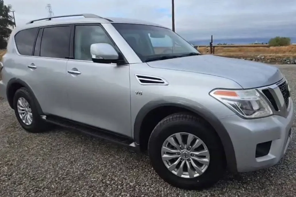 2017 Nissan Armada SV photo 1