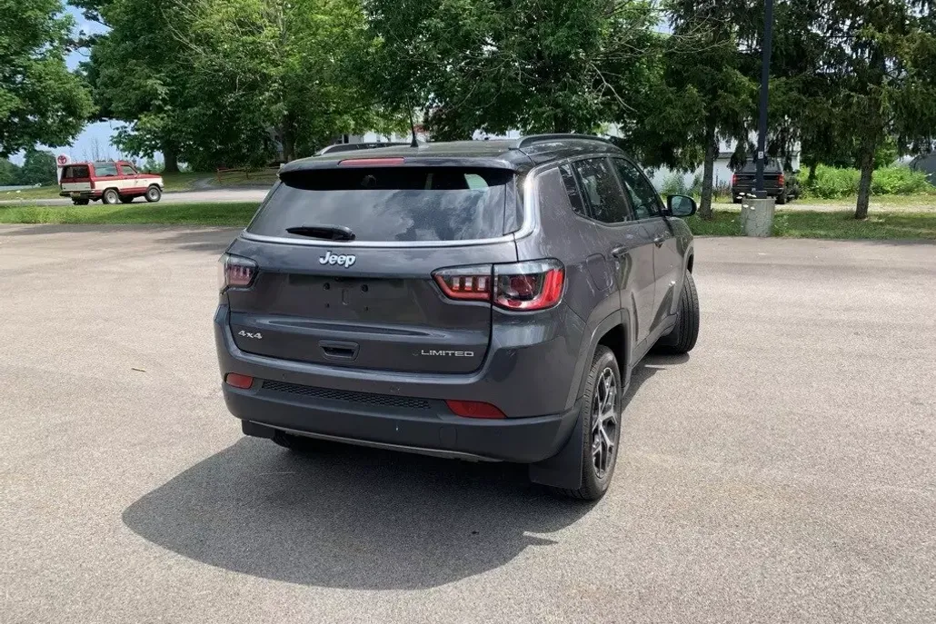 2024 Jeep Compass Limited photo 1
