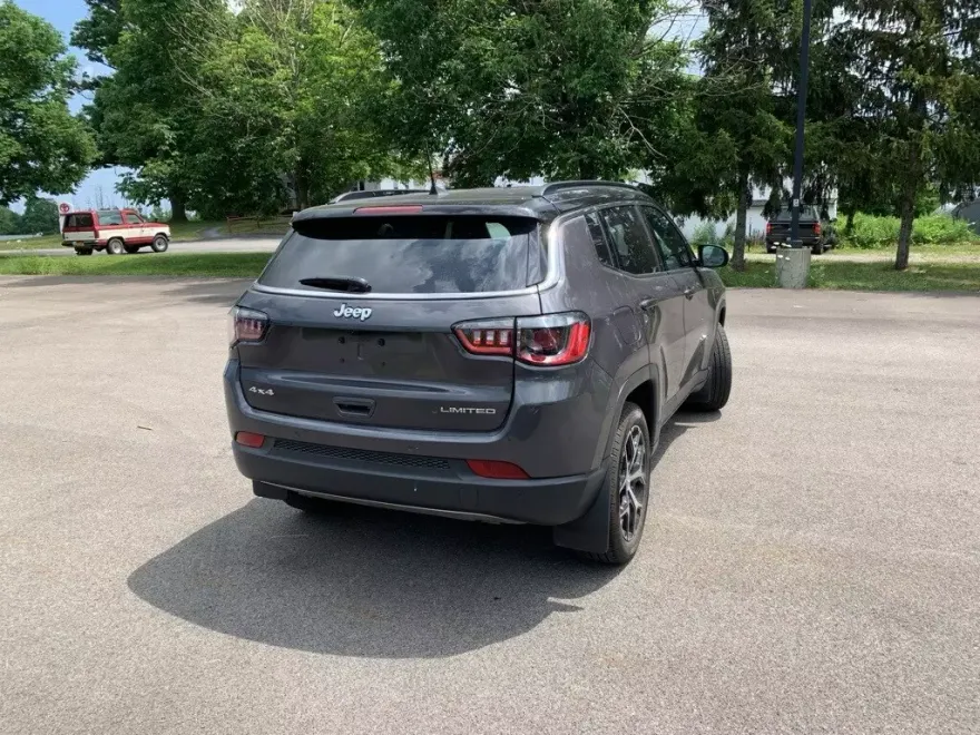 2024 Jeep Compass Limited photo 1