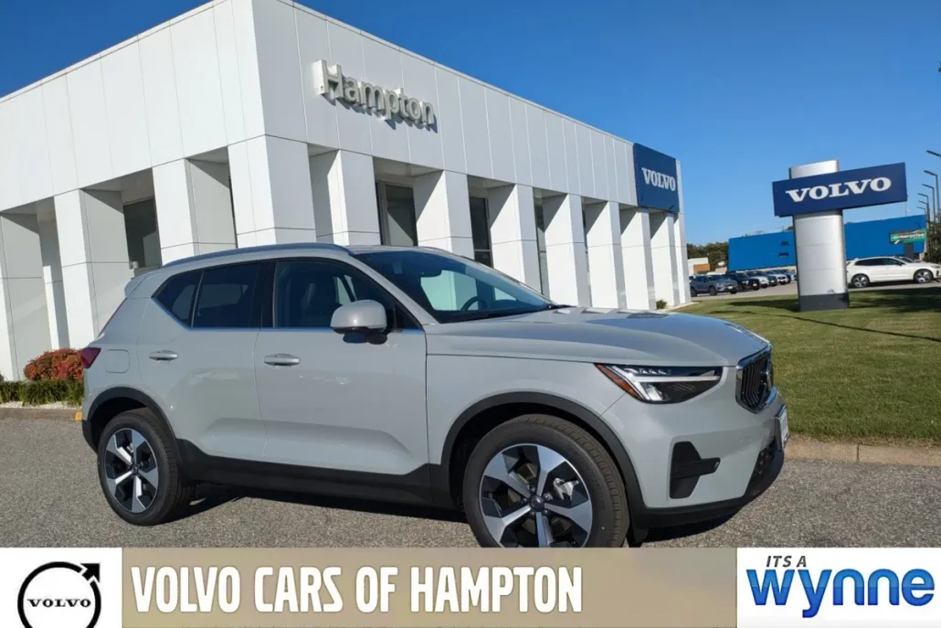 2025 Volvo XC40 Core photo 1