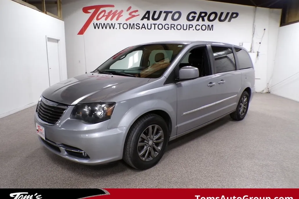 2015 Chrysler Town & Country S photo 1