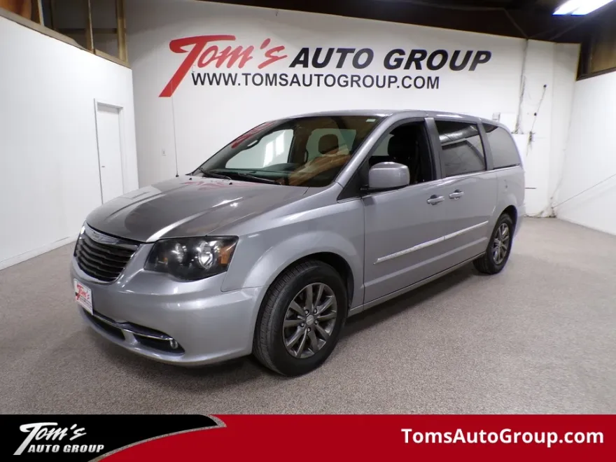 2015 Chrysler Town & Country S photo 1