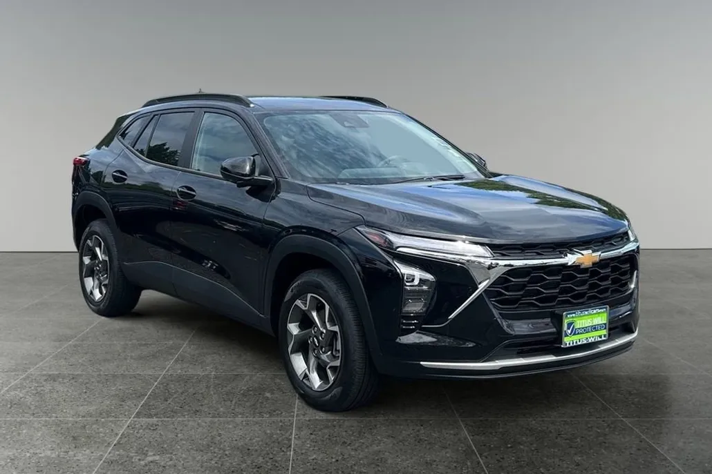2025 Chevrolet Trax LT photo 1