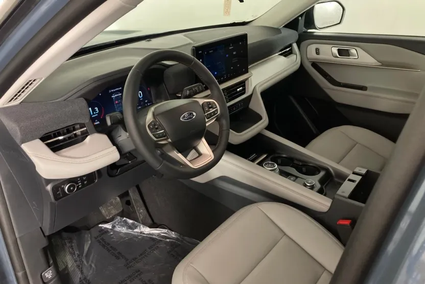 2025 Ford Explorer photo 1