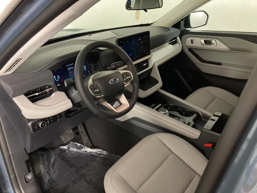 2025 Ford Explorer photo 1