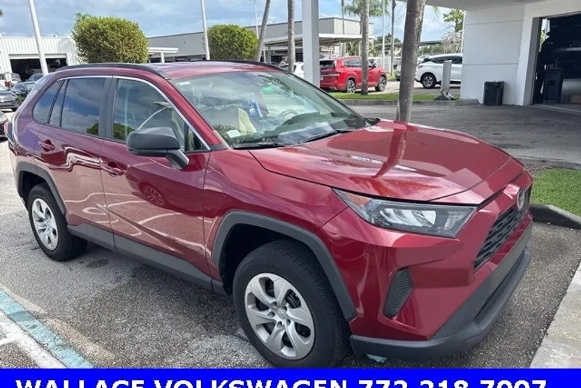 2021 Toyota RAV4 LE photo 1