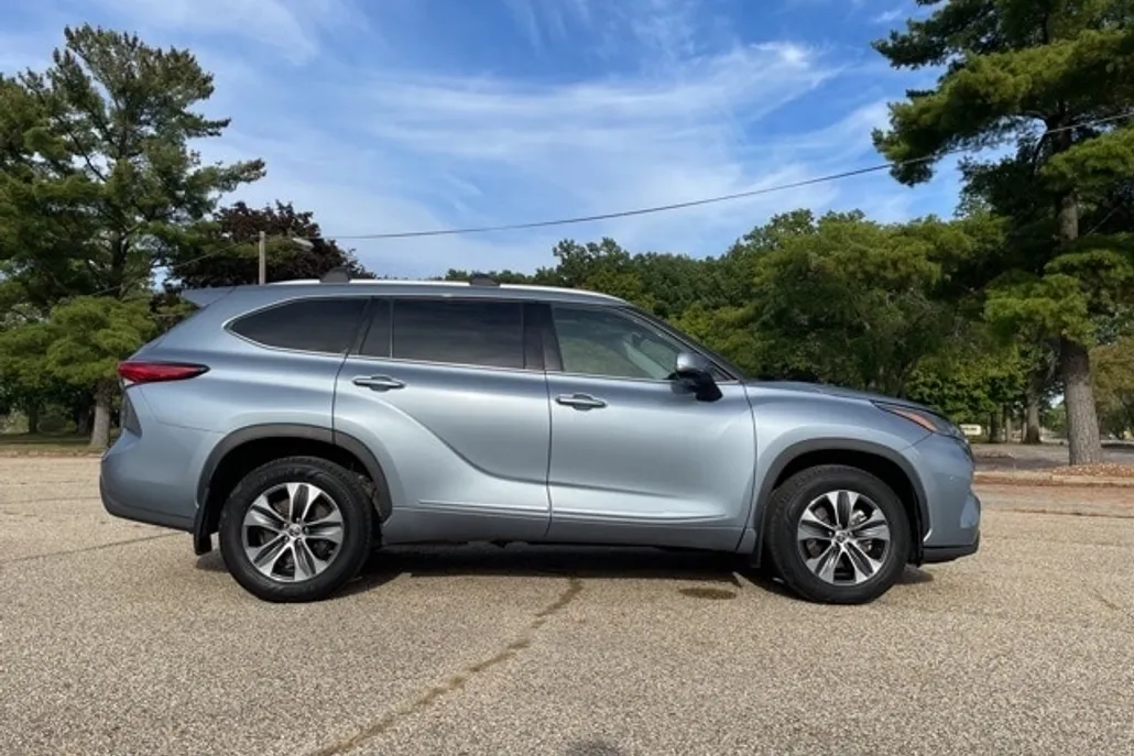 2022 Toyota Highlander XLE photo 1