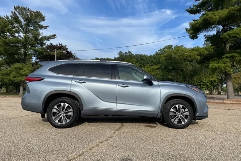 2022 Toyota Highlander XLE photo 1
