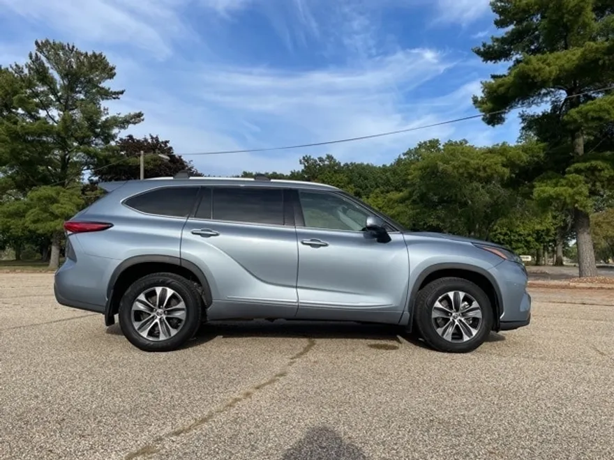 2022 Toyota Highlander XLE photo 1