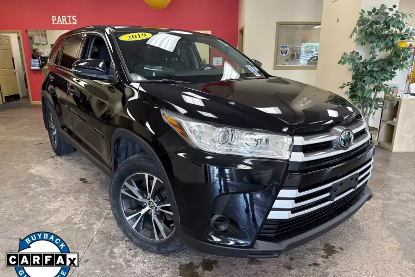 2019 Toyota Highlander LE photo 1