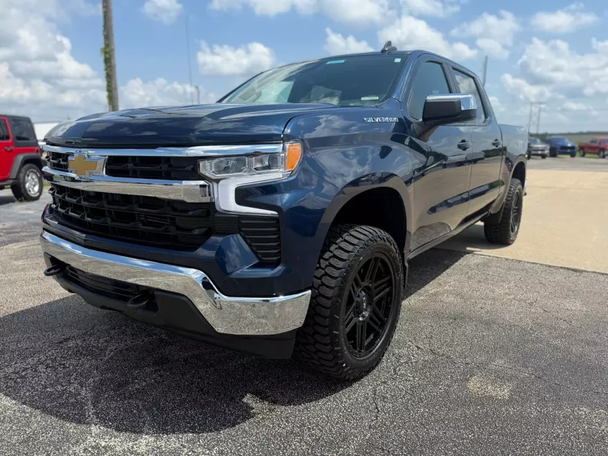 2022 Chevrolet Silverado 1500 LT photo 1