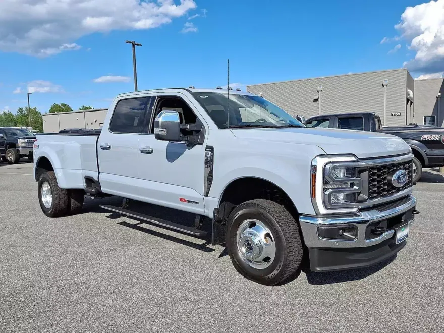 2025 Ford F-350 Lariat photo 1