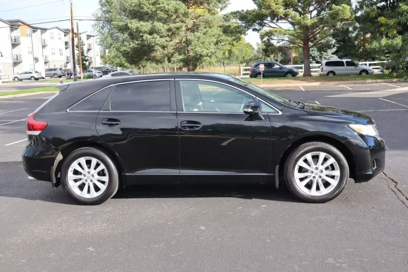 2015 Toyota Venza LE photo 1
