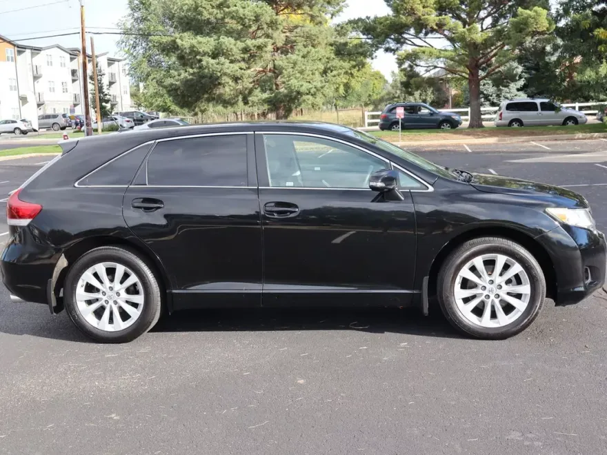 2015 Toyota Venza LE photo 1