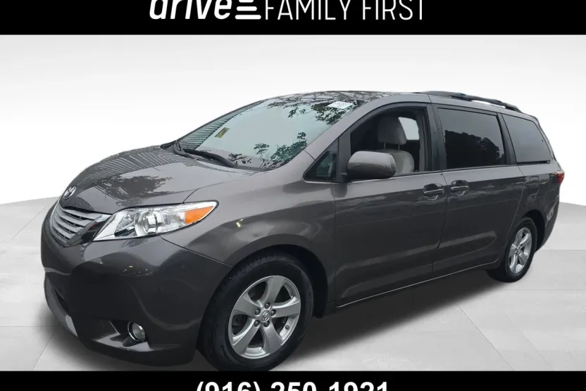 2015 Toyota Sienna LE photo 1