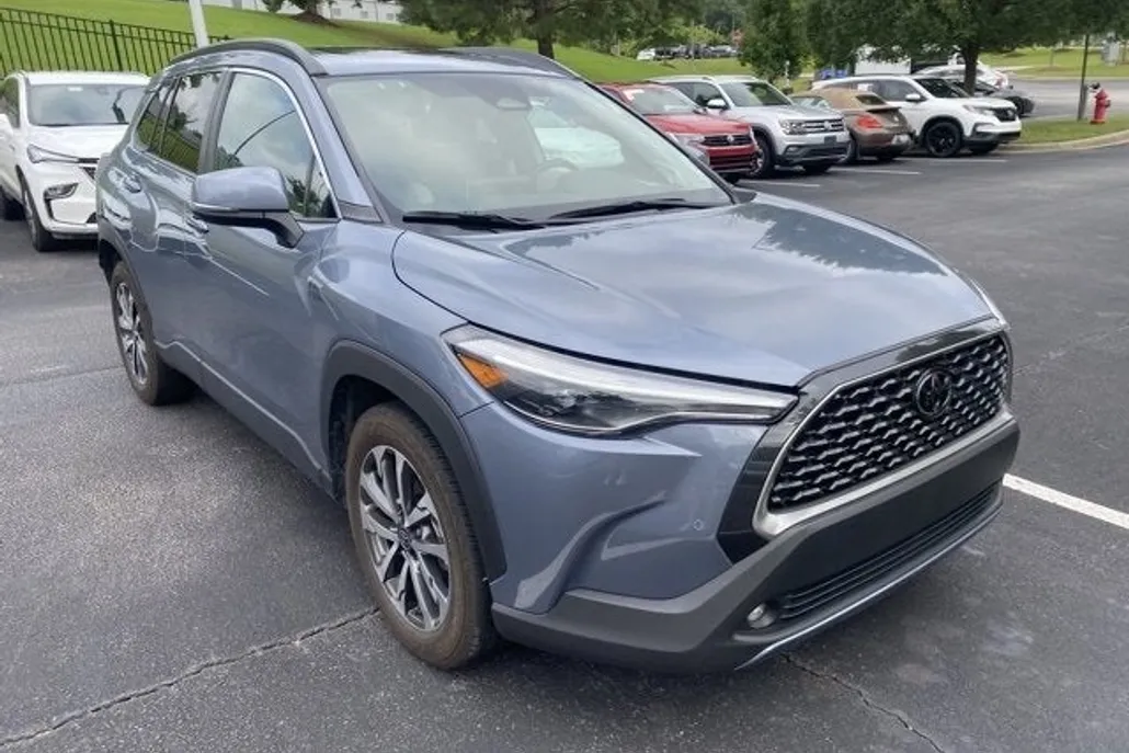 2023 Toyota Corolla Cross XLE photo 1