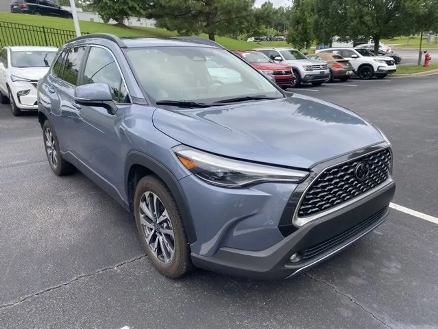 2023 Toyota Corolla Cross XLE photo 1