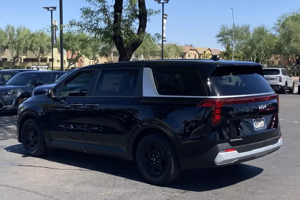 2026 Kia Carnival LXS photo 1