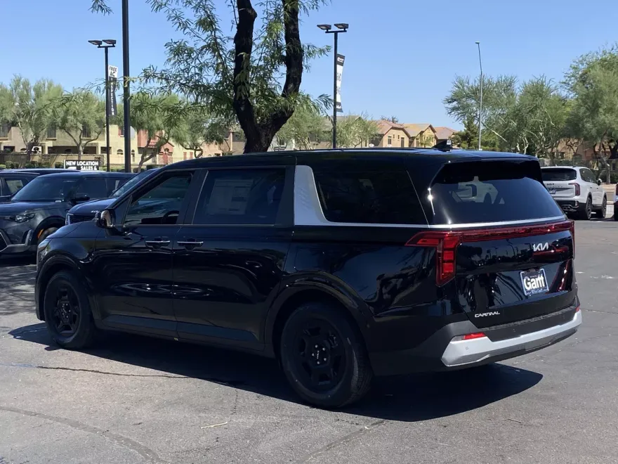 2026 Kia Carnival LXS photo 1