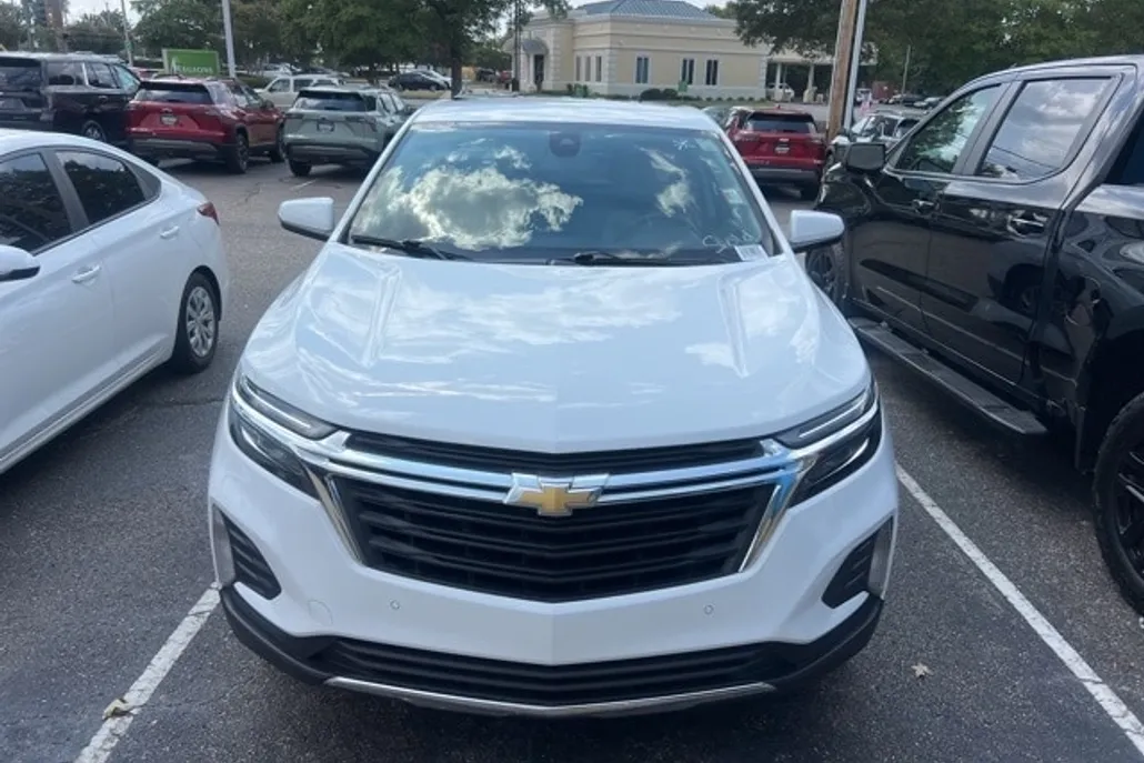 2023 Chevrolet Equinox LT photo 1