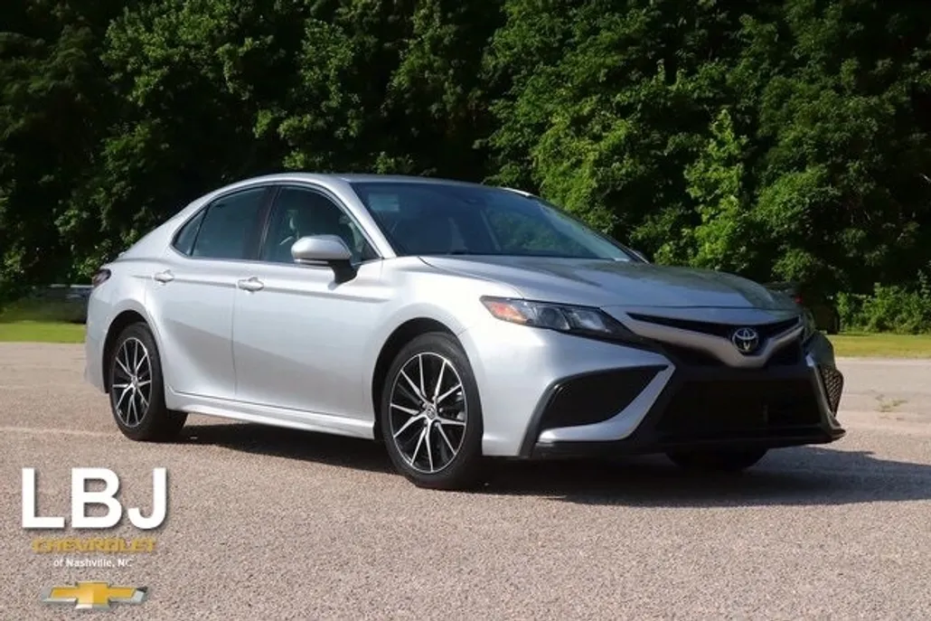 2024 Toyota Camry SE photo 1