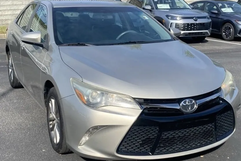 2016 Toyota Camry SE photo 1