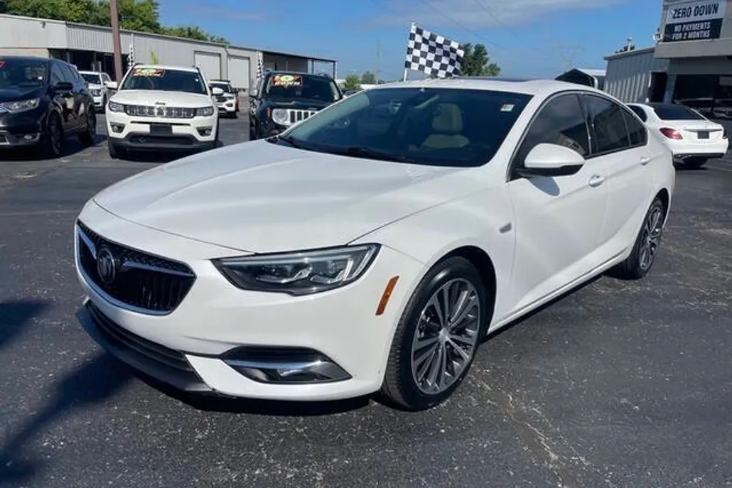 2018 Buick Regal Sportback Essence photo 1