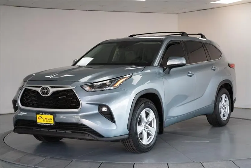 2021 Toyota Highlander LE photo 1