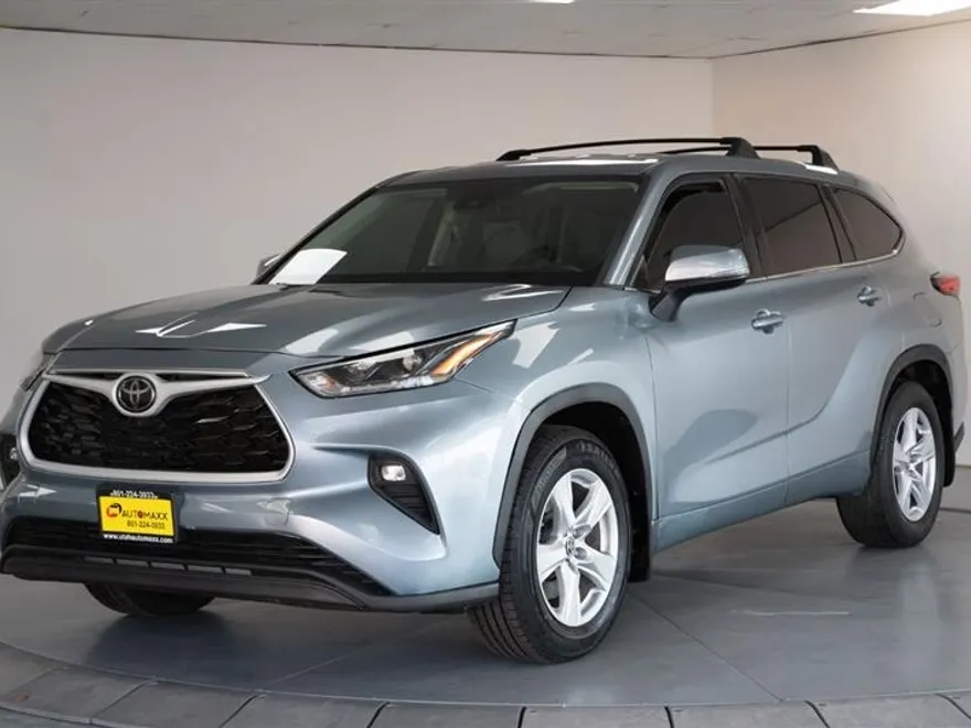 2021 Toyota Highlander LE photo 1