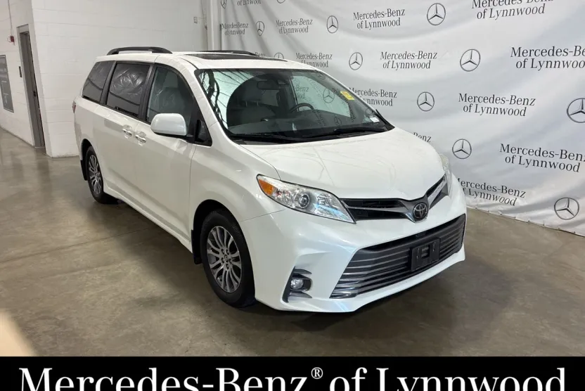 2019 Toyota Sienna XLE photo 1