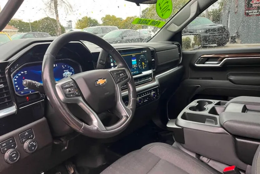 2022 Chevrolet Silverado 1500 LT photo 1