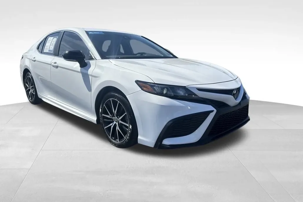 2022 Toyota Camry SE photo 1