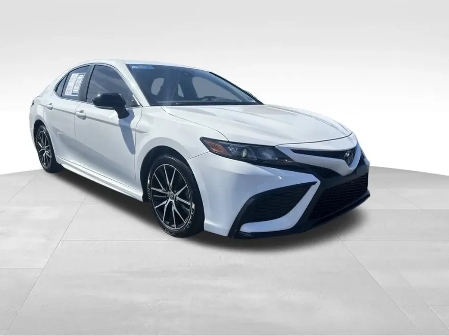 2022 Toyota Camry SE photo 1