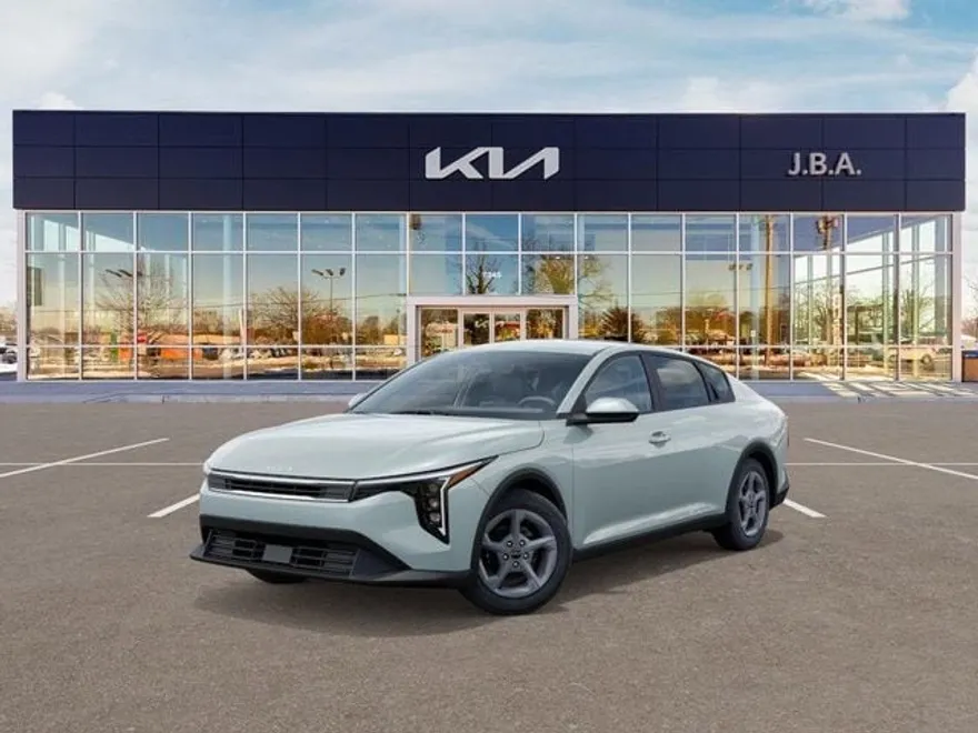 2025 Kia K4 LXS photo 1