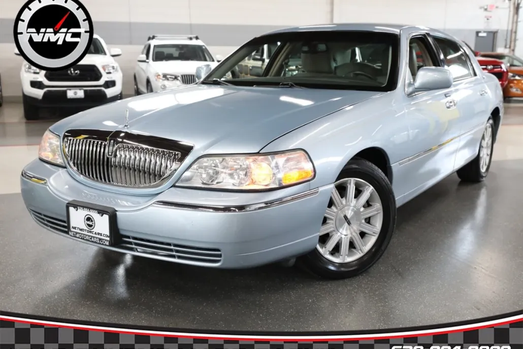 2011 Lincoln Town Car Signature Limited photo 1