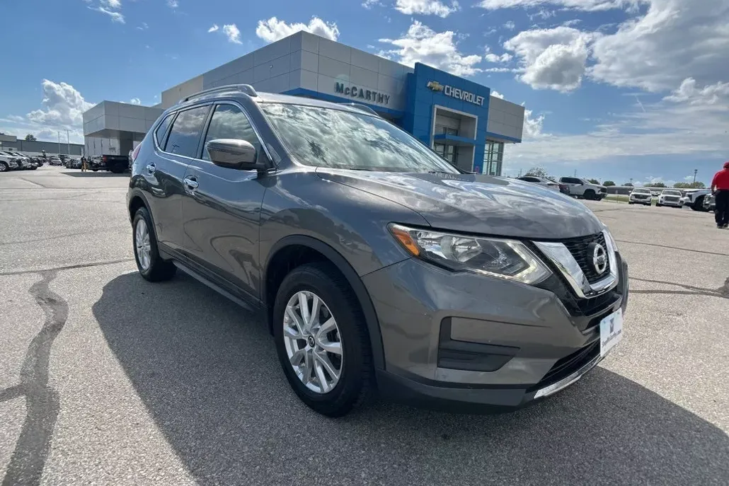 2017 Nissan Rogue SV photo 1