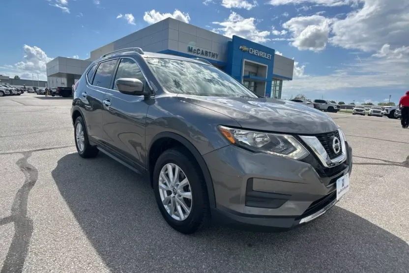 2017 Nissan Rogue SV photo 1