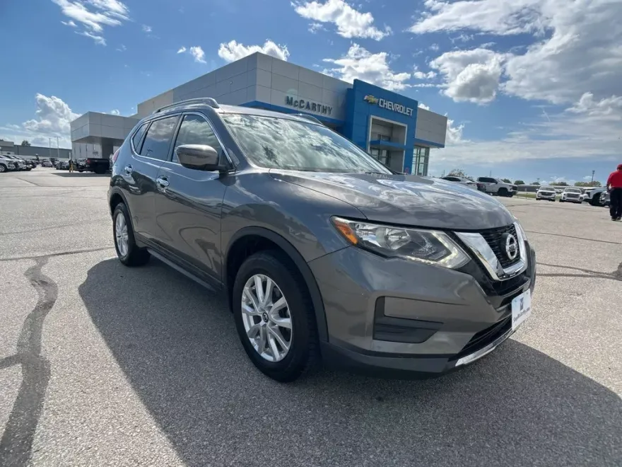 2017 Nissan Rogue SV photo 1