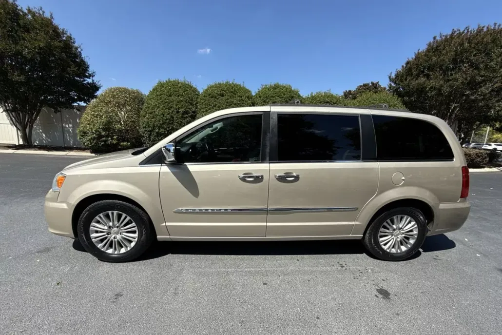 2015 Chrysler Town & Country photo 1