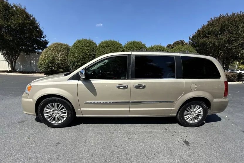 2015 Chrysler Town & Country photo 1