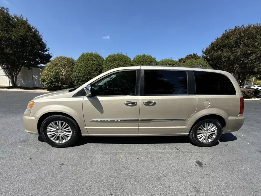 2015 Chrysler Town & Country photo 1