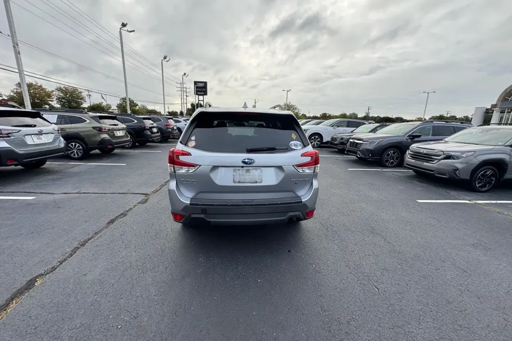 2021 Subaru Forester Premium photo 1