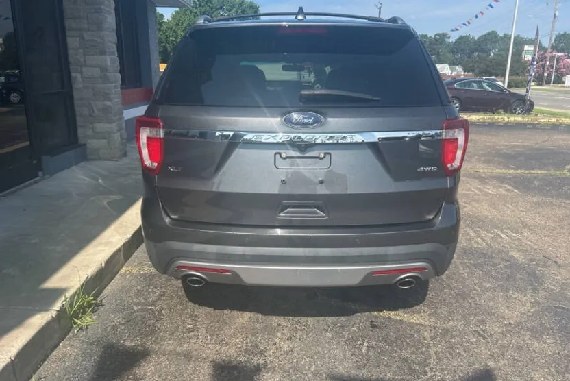2016 Ford Explorer XLT photo 1